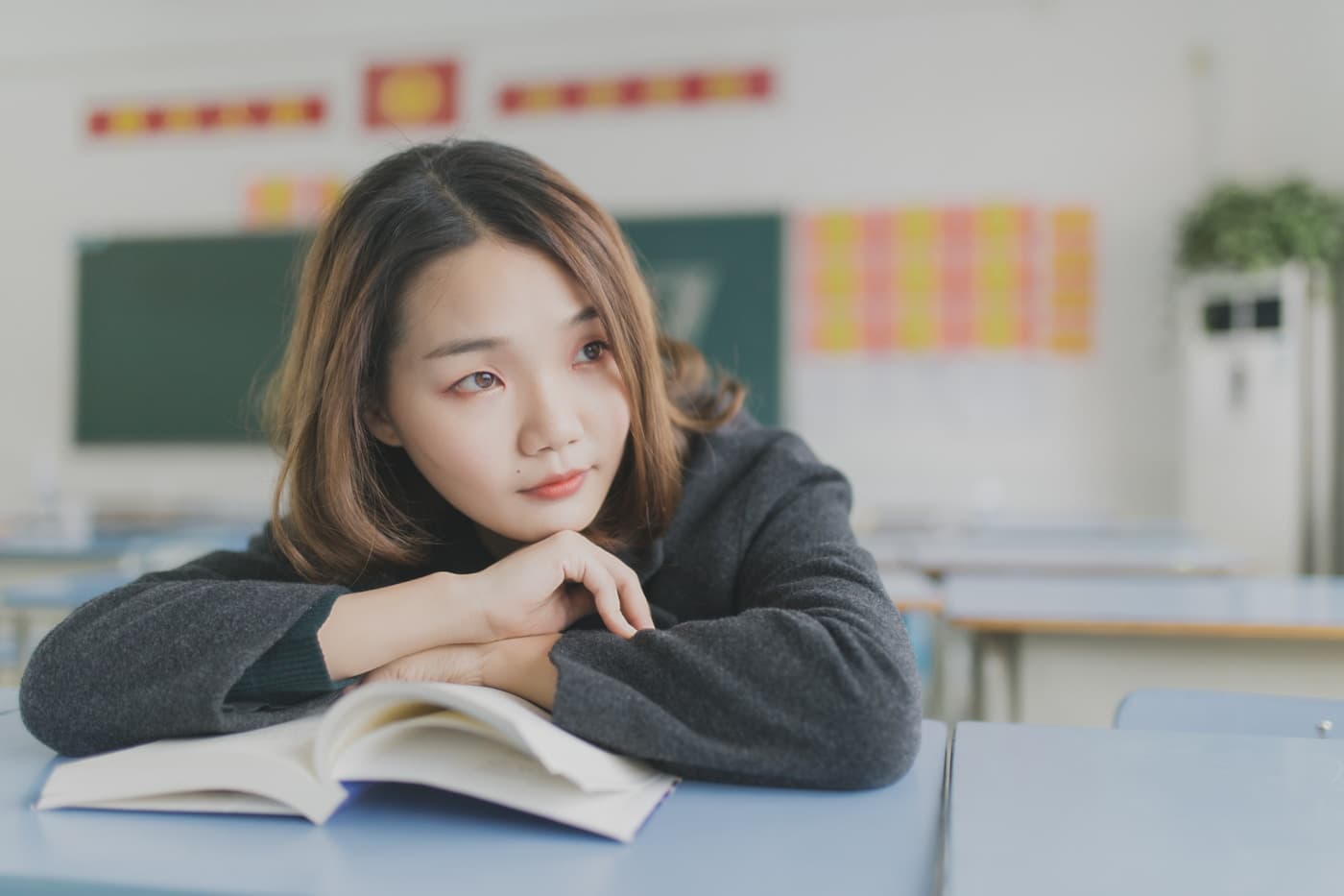 青年学习者在教室阅读与思考
