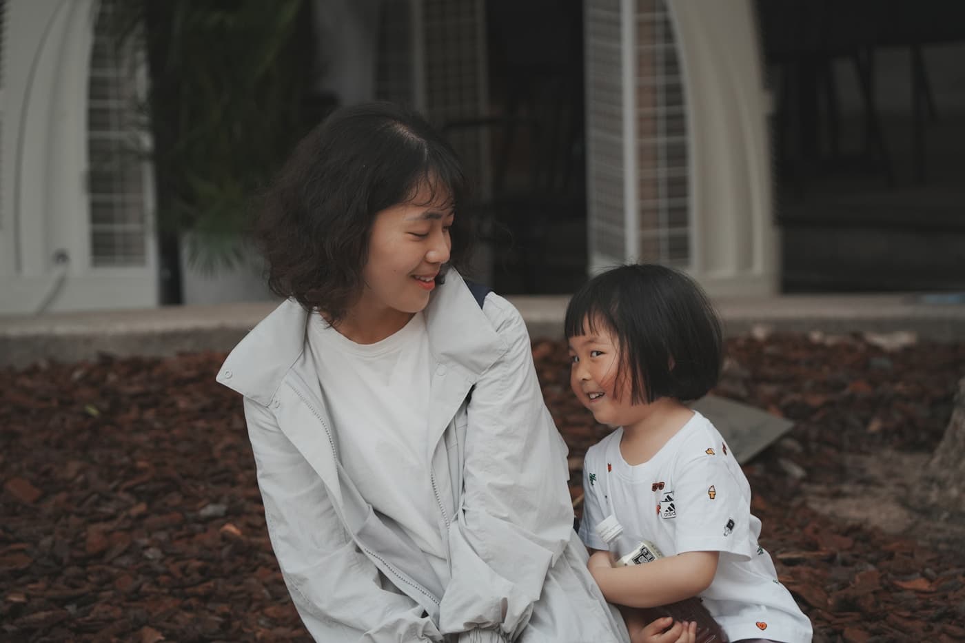 母女在户外交流互动